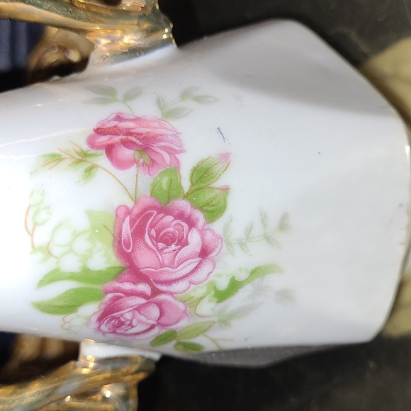 A unique vase with a gold figure on each side used as handles trims in gold 6" - Picture 4 of 8